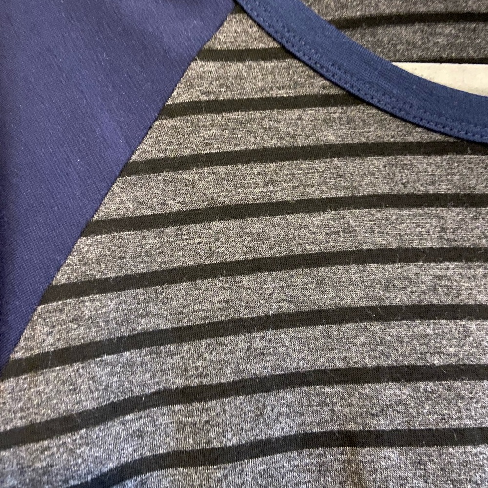 NWOT Lularoe Randy Tee - Picture 2 of 4
